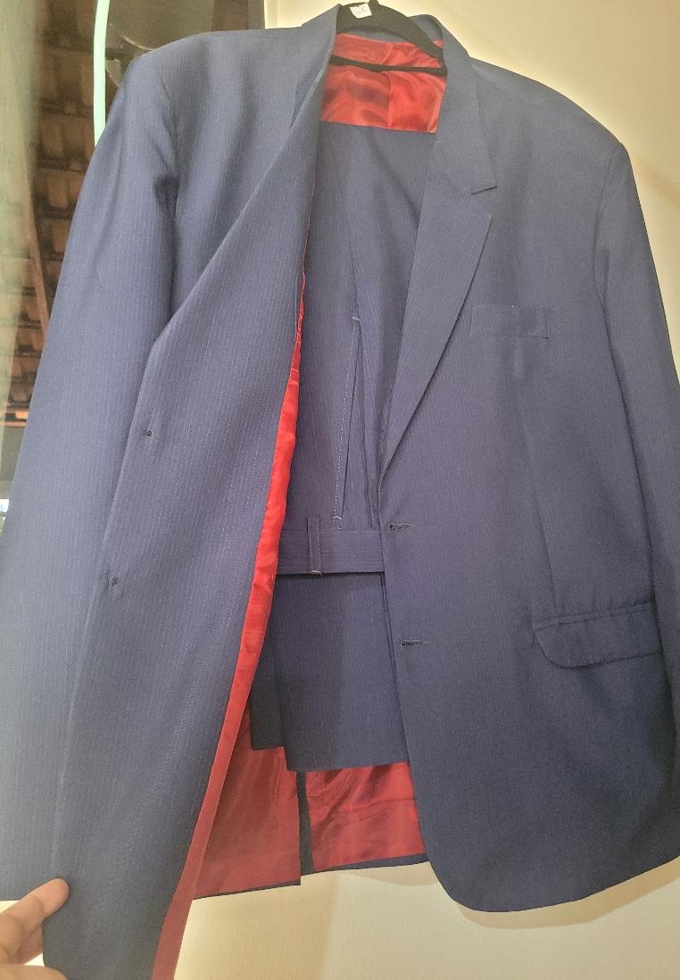 Detalhe de roupa ajustada no ateliê